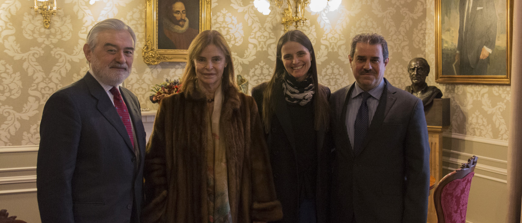 El presidente y secretario general de la ASALE con los familiares de Pedro Grases.