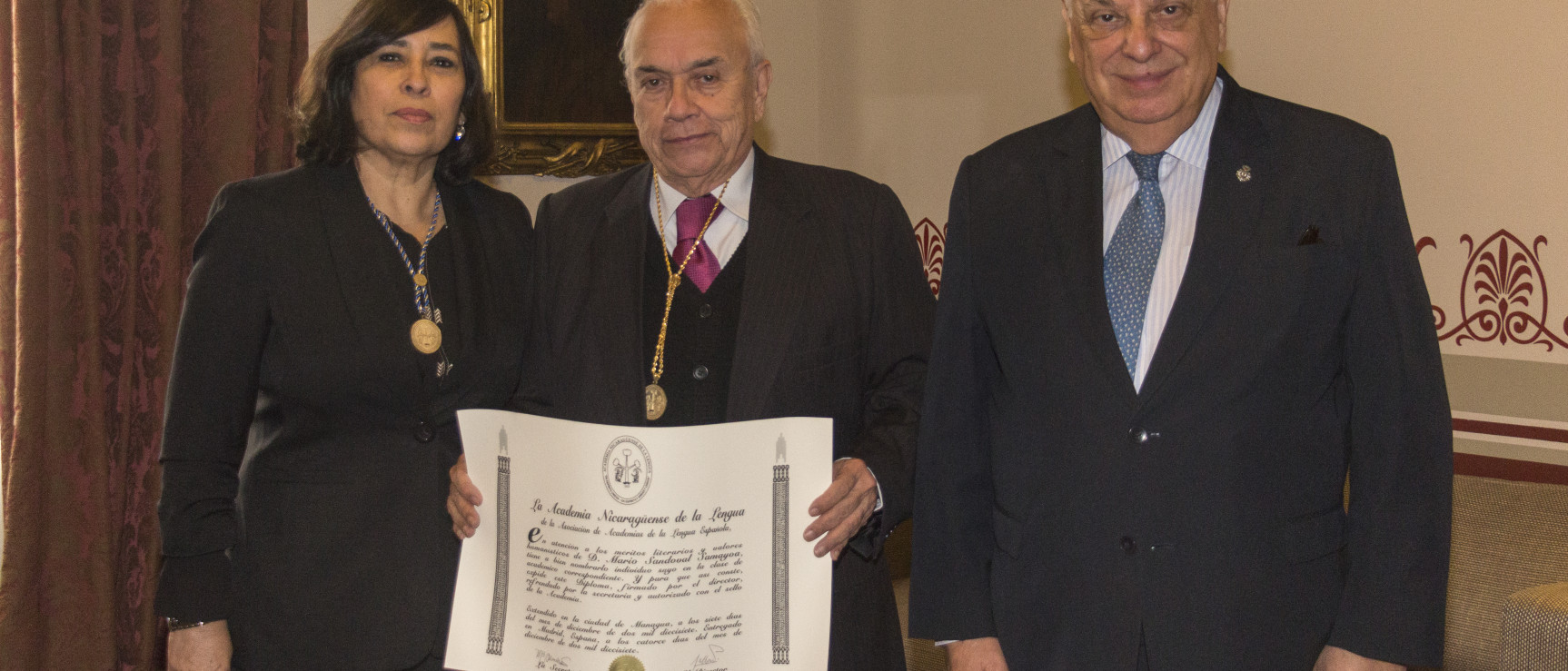Mario Antonio Sandoval recibe el diploma de miembro correspondiente de la Academia Nicaragüense de la Lengua.
