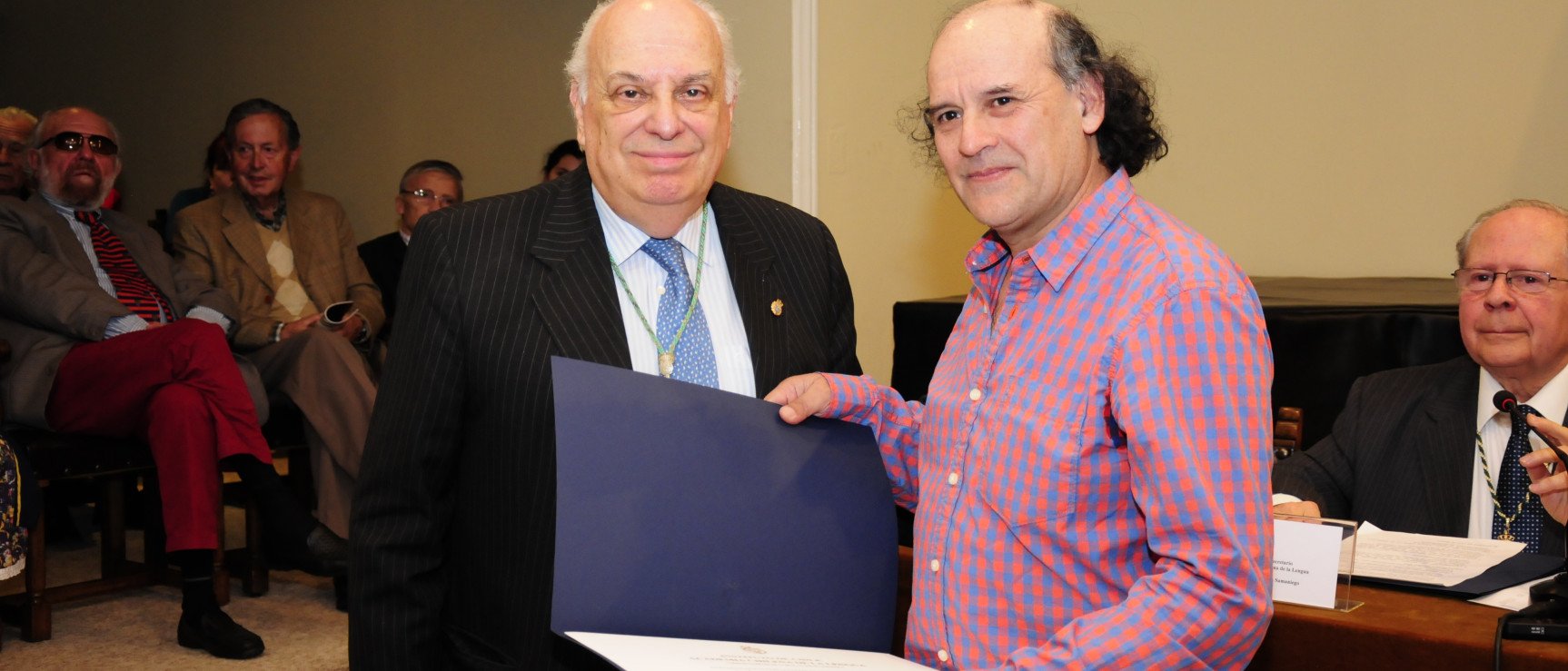 Alfredo Matus y Reinaldo Marchant, premio Academia. Foto: Academia Chilena de la Lengua.