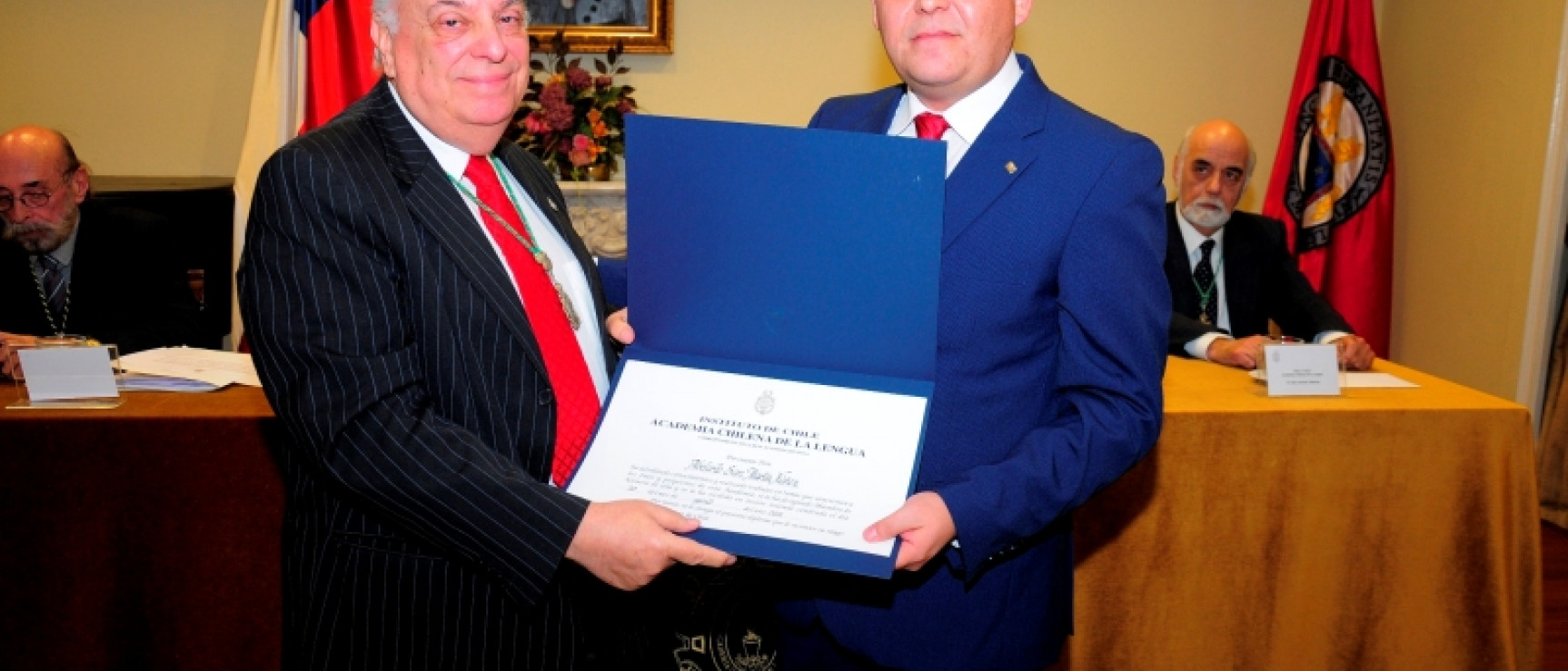 El director de la Academia entrega el diploma a Abelardo San Martín.