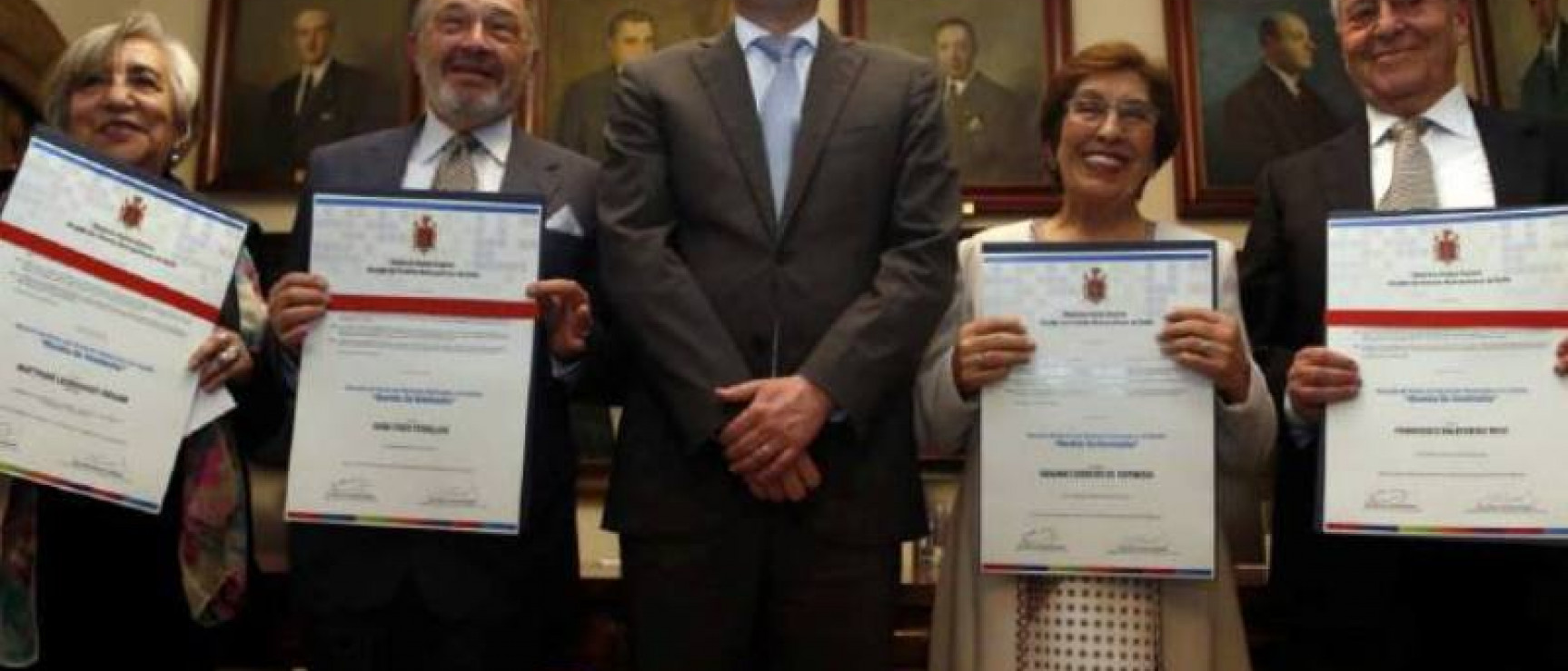  Susana Cordero, con el alcalde y los demás premiados. Foto: El Universo.