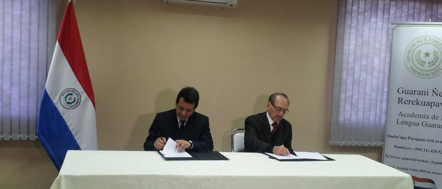Firma del convenio entre la APARLE y el Ministerio de Educación y Ciencias.