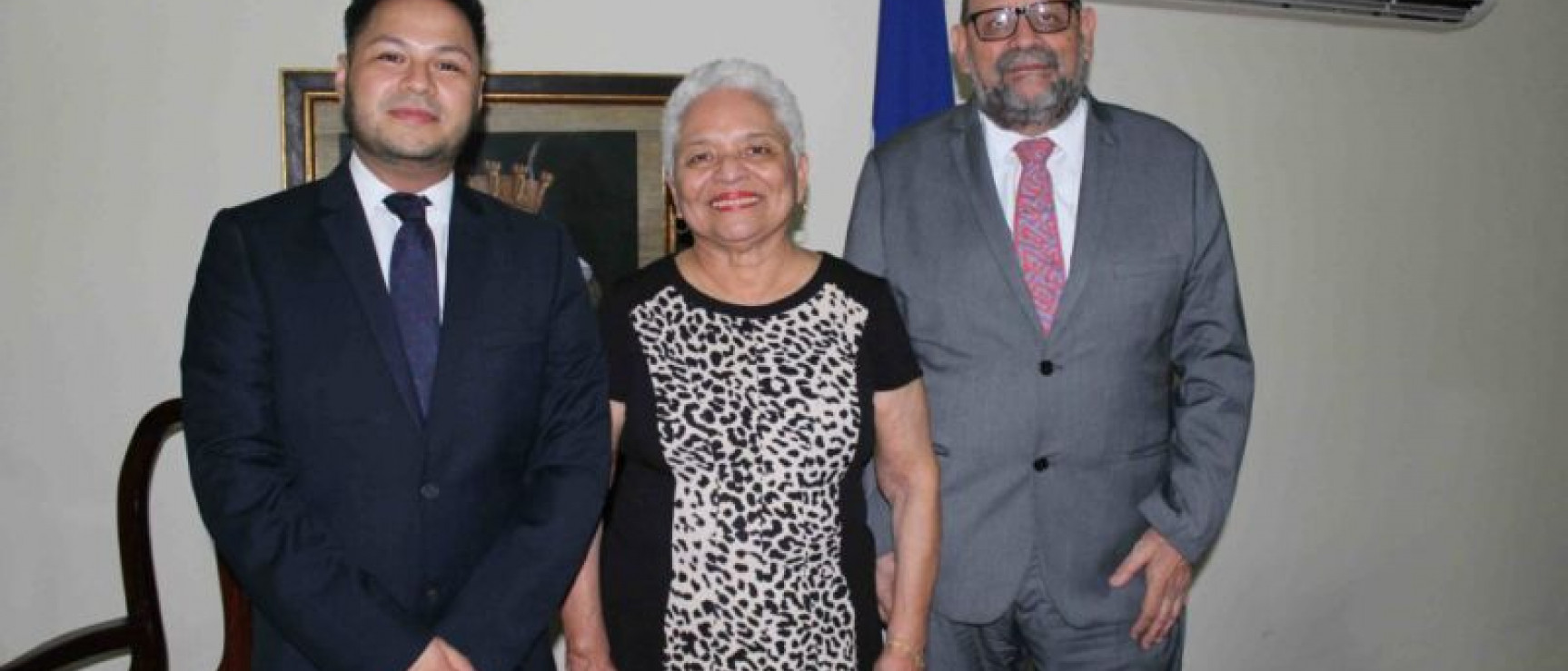 El autor del libro con la directora de la APL y el embajador de Nicaragua en Panamá.