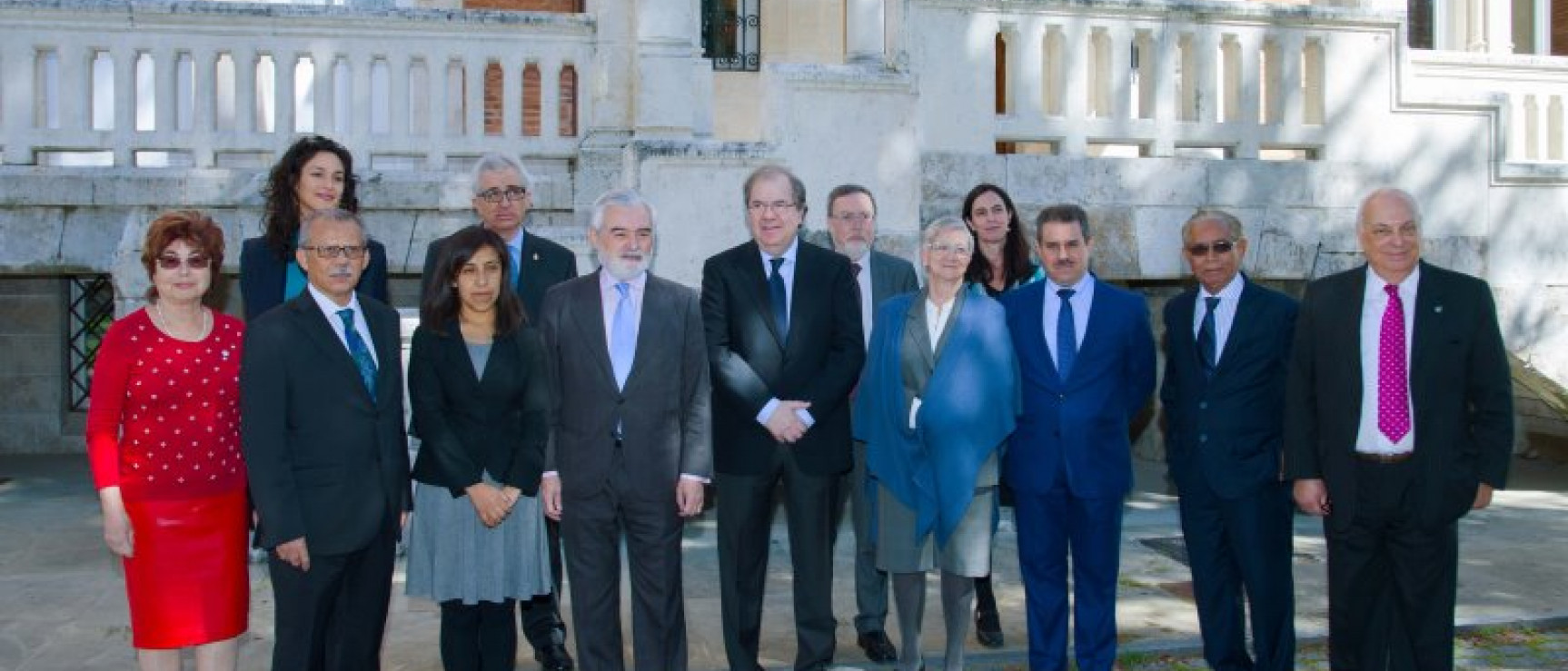 El presidente de la Junta de Castilla y León con los miembros de la Comisión Interacadémica del «DLE». Foto: Rafa Saiz.