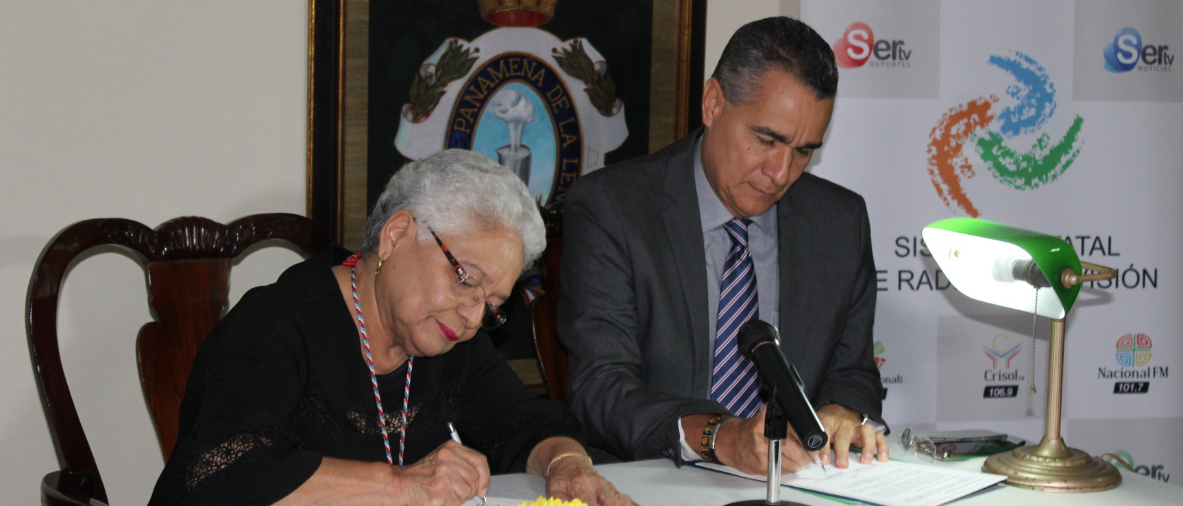 Firma del convenio entre la Academia Panameña de la Lengua y el SERTV.