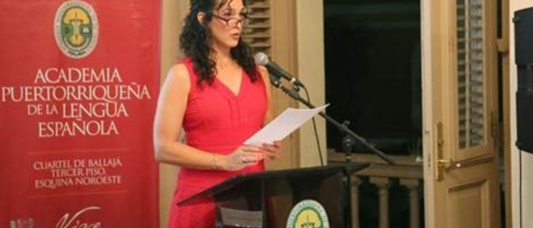 Maia Sherwood durante la lectura de su discurso de ingreso.