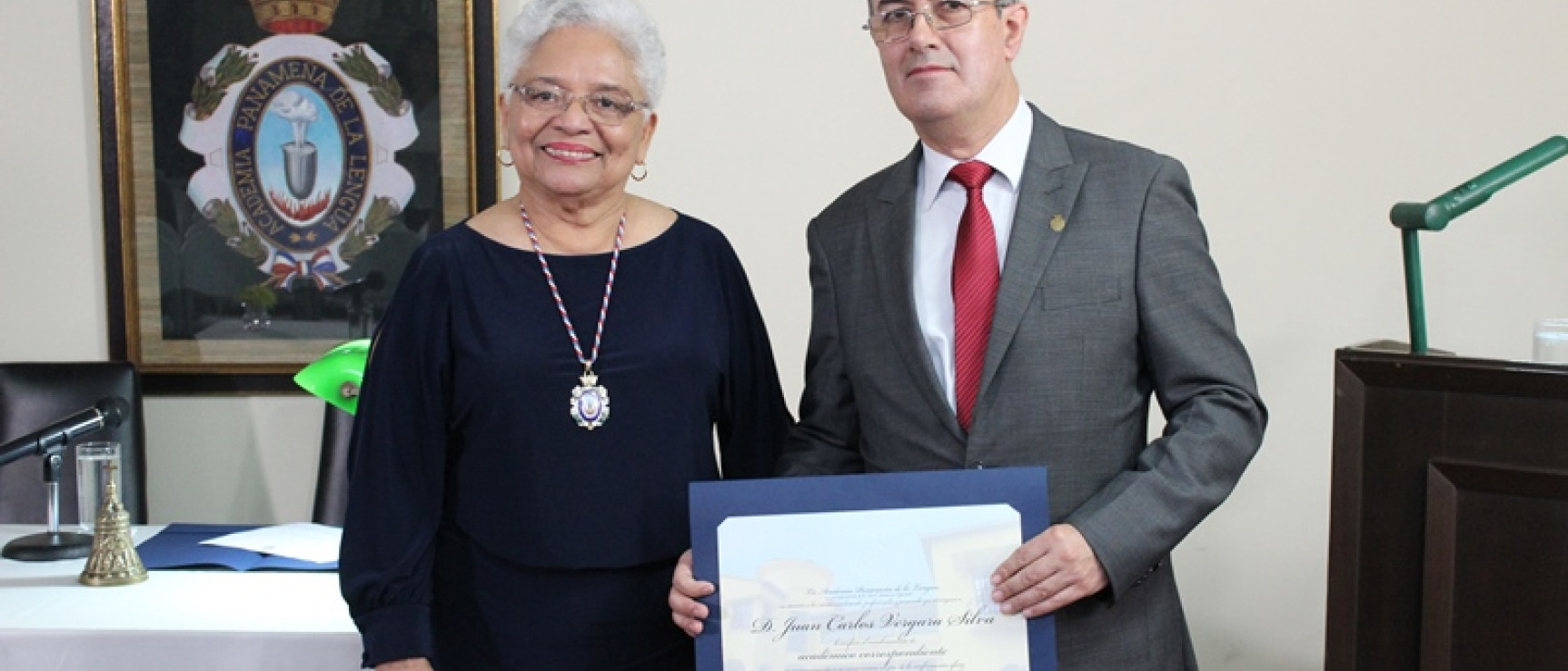 Juan Carlos Vergara recibe el diploma de académico correspondiente de la APL.