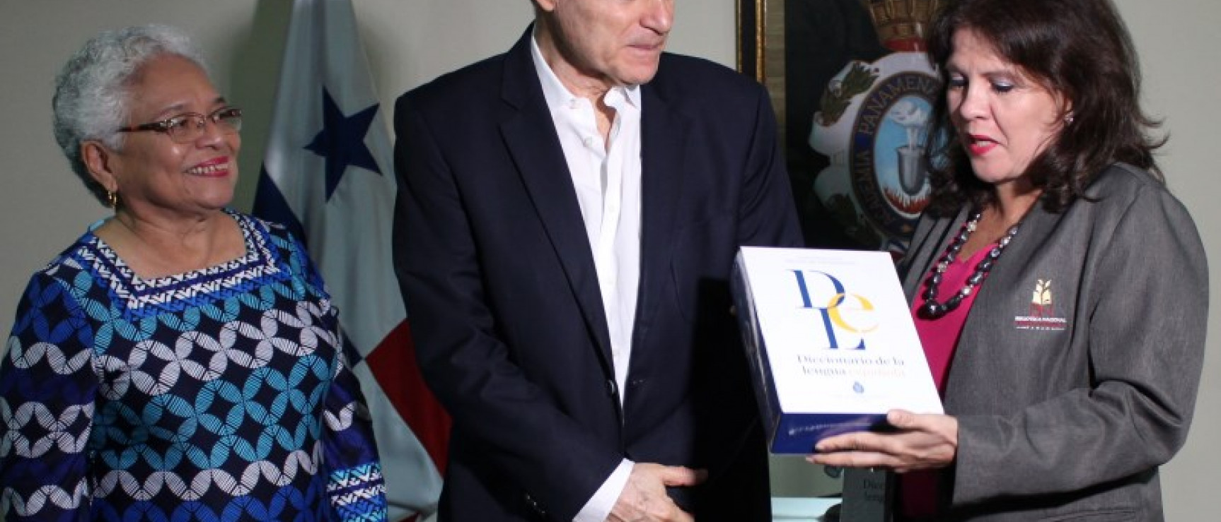 La directora y el bibliotecario de la APL entregan el diccionario a Guadalupe de Rivera, directora técnica de la Biblioteca Nacional.