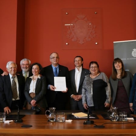 Foto de familia con los académicos firmantes del acuerdo de constitución de la Academia del Judeoespañol.