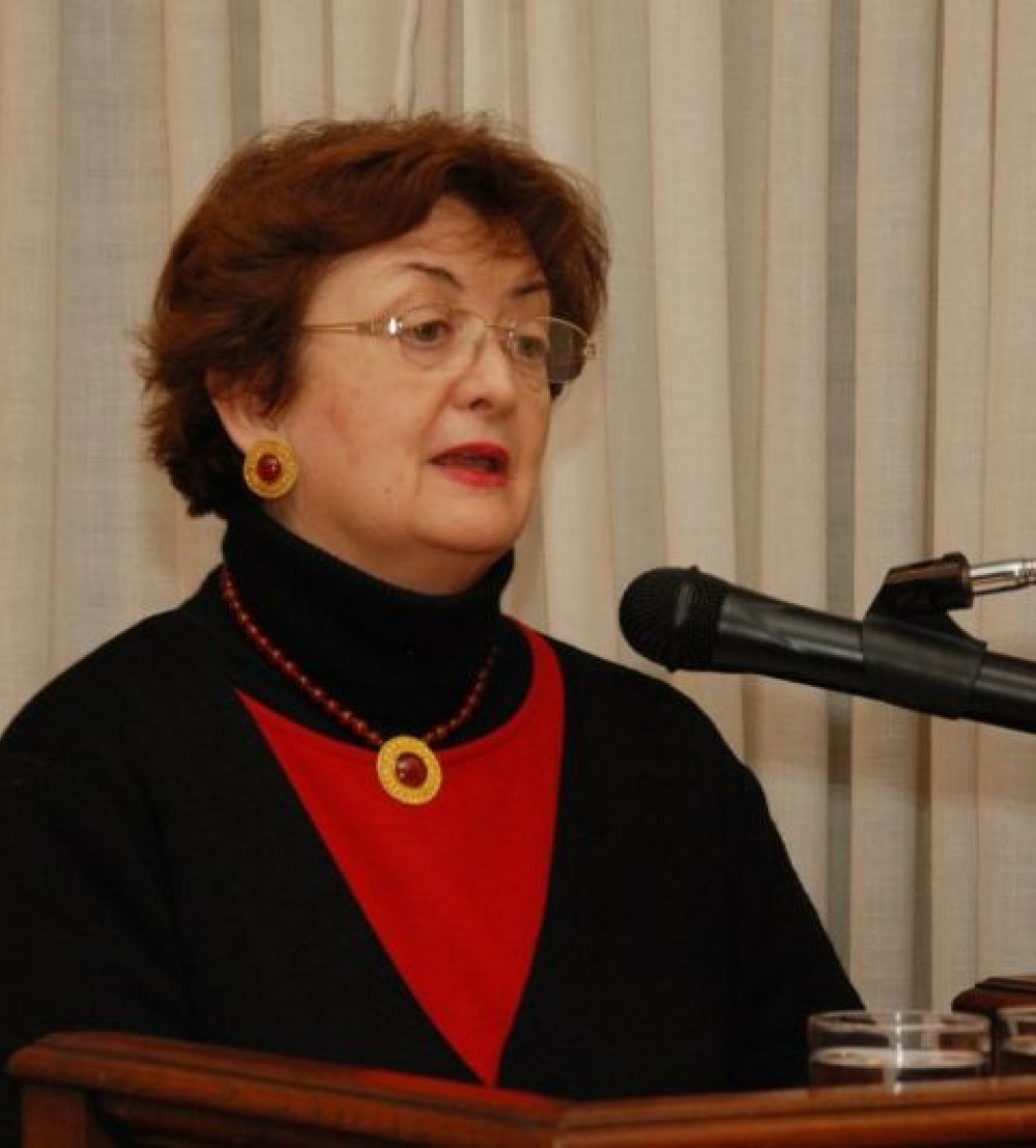 María Eugenia Góngora durante la lectura de su discurso de incorporación a la Academia Chilena.