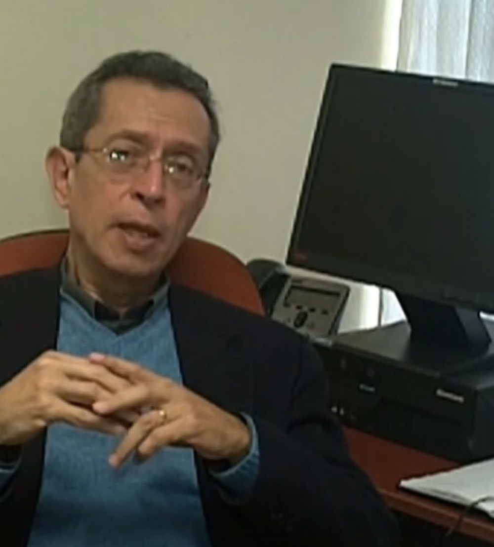 Oswaldo Holguín, miembro de número de la Academia Peruana de la Lengua. Foto: YouTube.