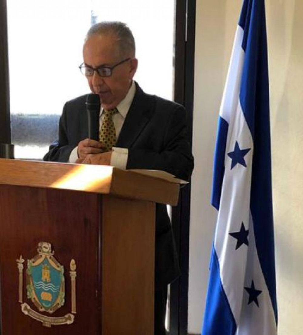 El académico Jubal Valerio durante su discurso de ingreso.