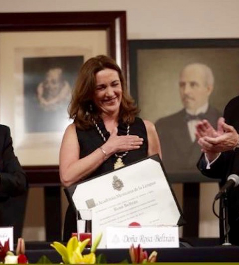 Rosa Beltrán tras la lectura de su discurso de ingreso.