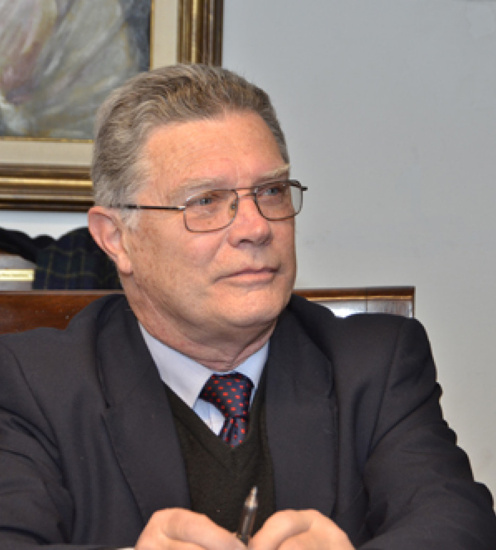 Carlos Jones, miembro de número de la Academia Nacional de Letras de Uruguay. 