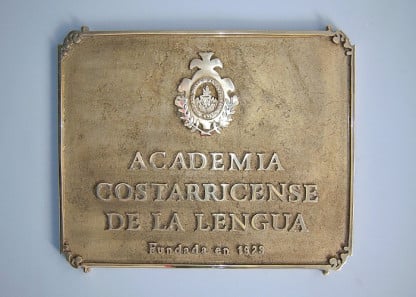 Placa en bronce, del vestíbulo de la Academia Costarricense de la Lengua (foto: ACL)