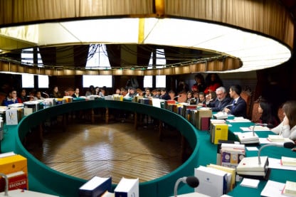 Los estudiantes con el director de la RAE en el salón de plenos.