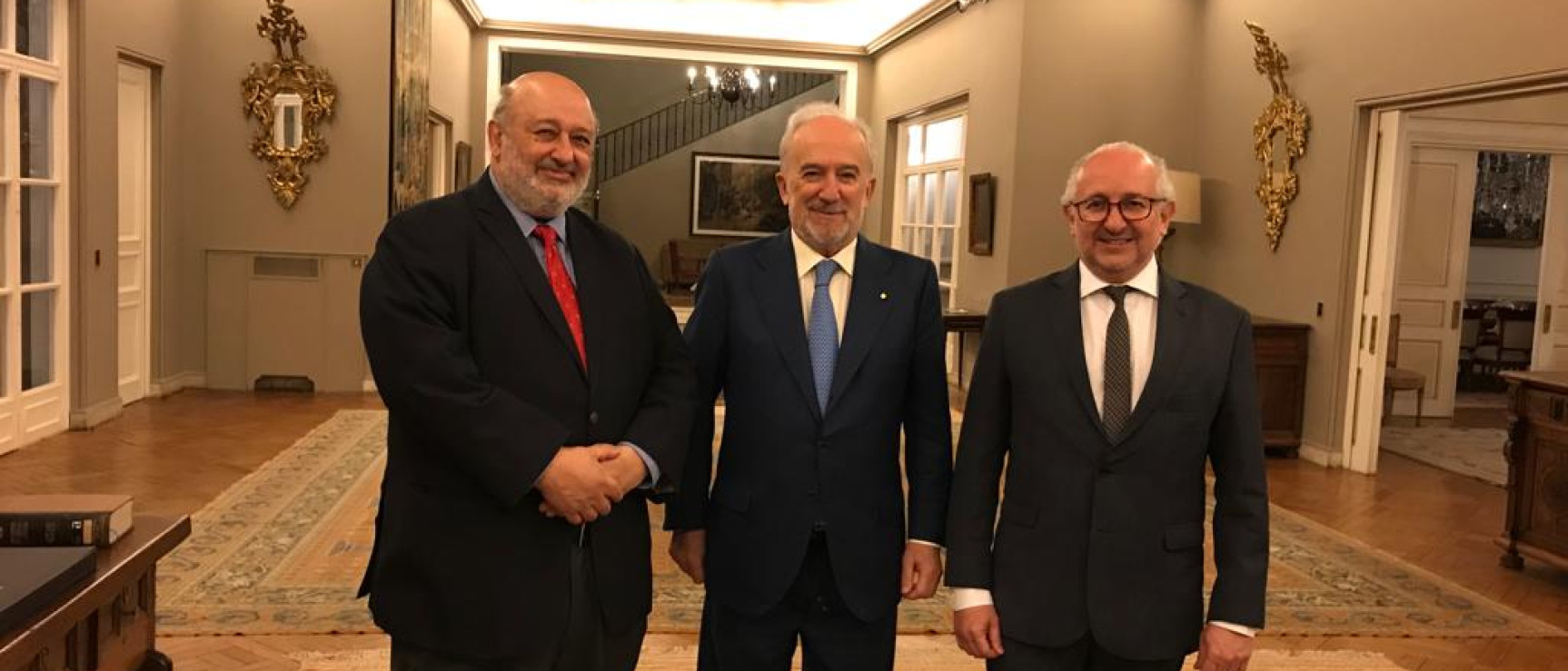 El presidente de la Academia Nacional de Letras de Uruguay, Wilfredo Penco, el director de la RAE, Santiago Muñoz Machado; y el ministro de Educación y Cultura, Pablo da Silveira.