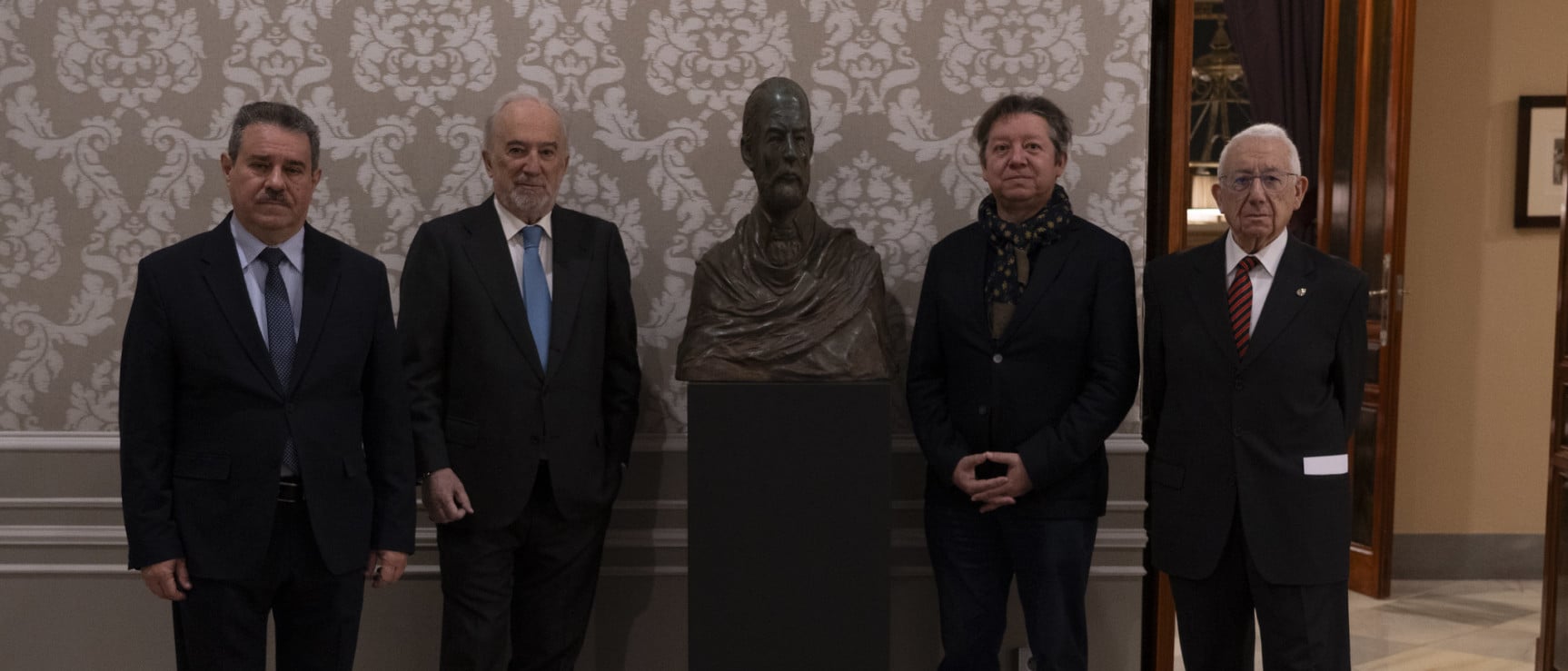 La RAE recibe la donación de un busto de Rufino José Cuervo