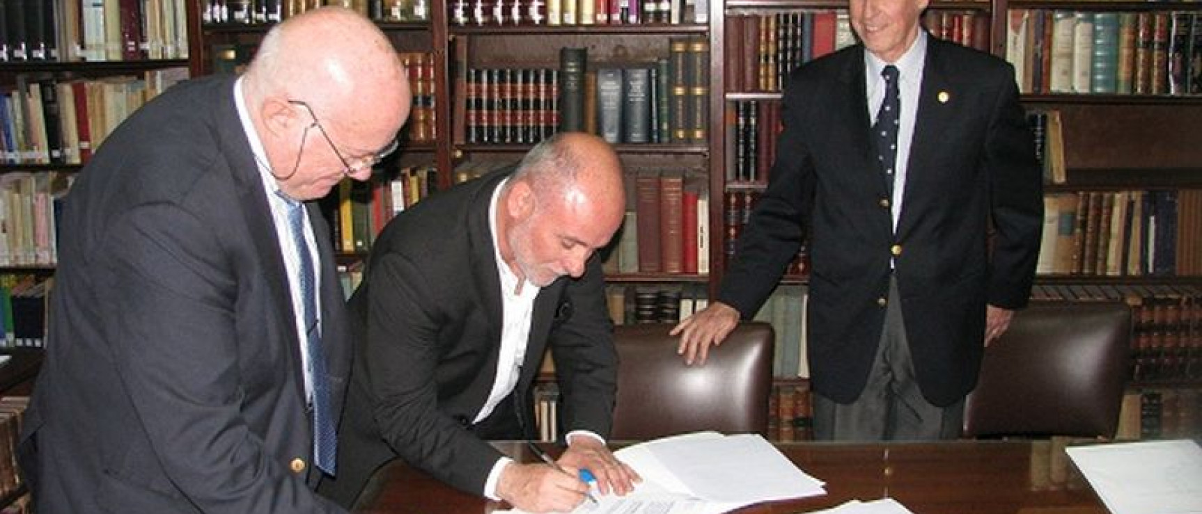 El presidente de la AAL, José Luis Moure; el director de la  DGE, Jaime Correas, y el secretario general de la AAL Rafael Felipe Oteriño.