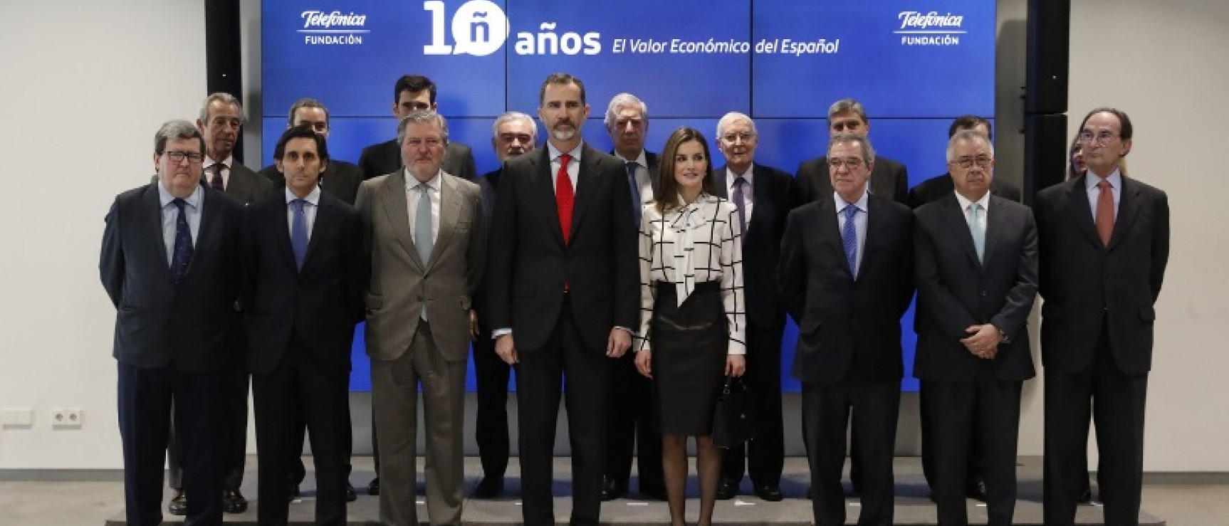 Los reyes con las autoridades institucionales asistentes al acto. Foto: Casa Real.