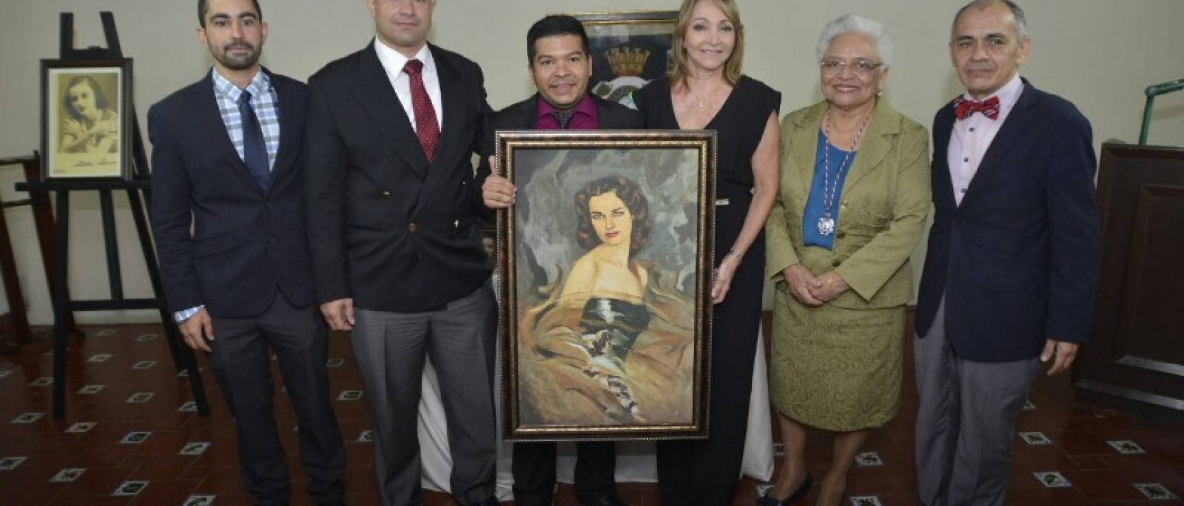 Académicos y familiares en el homenaje a Stella Sierra.