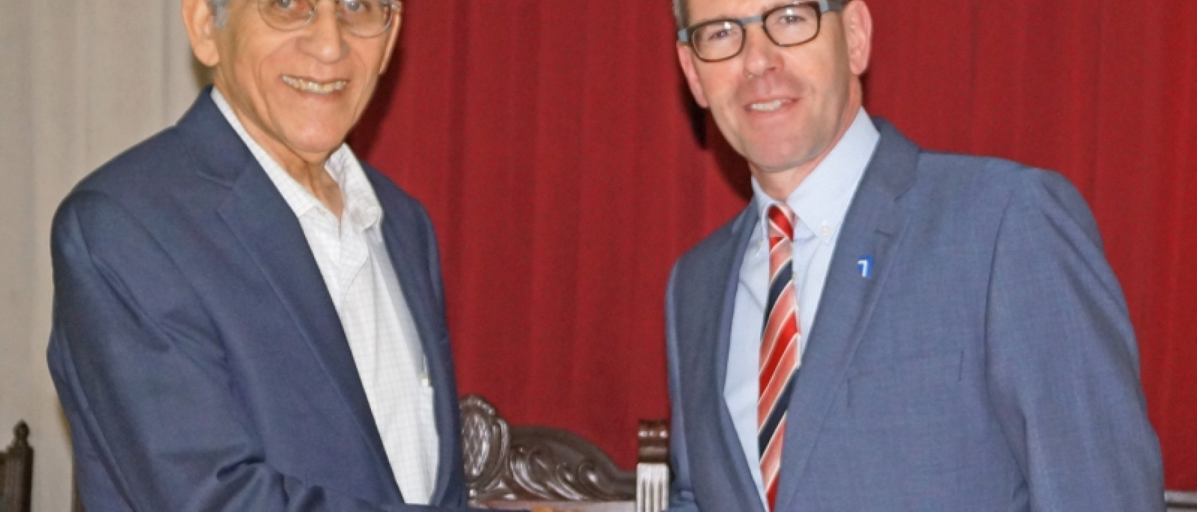 Bruno Rosario Candelier y Michael Jäckel ratifican el acuerdo.