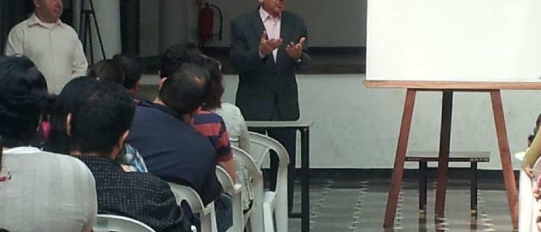 José Antonio Moreno Rufinelli, en la primera sesión del curso de redacción de la APARLE.