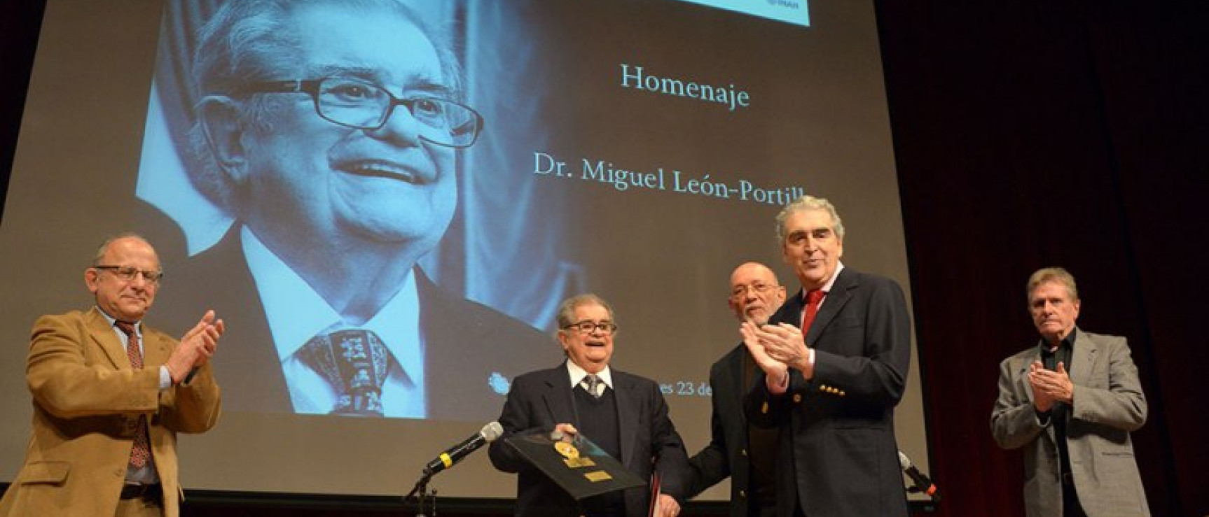 Homenaje a Miguel León-Portilla. Foto: Héctor Montaño, INAH.