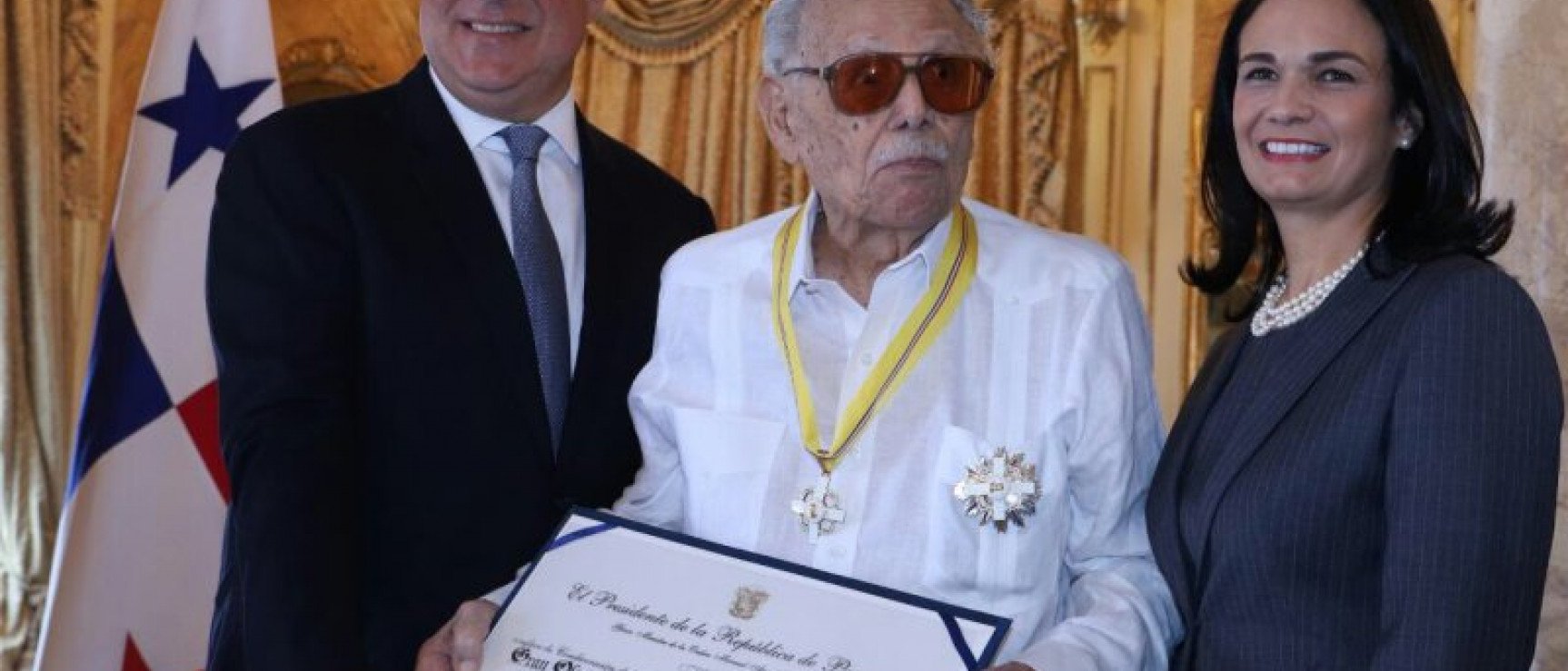 Guillermo Sánchez Borbón recibe la condecoración de manos del presidente Varela.