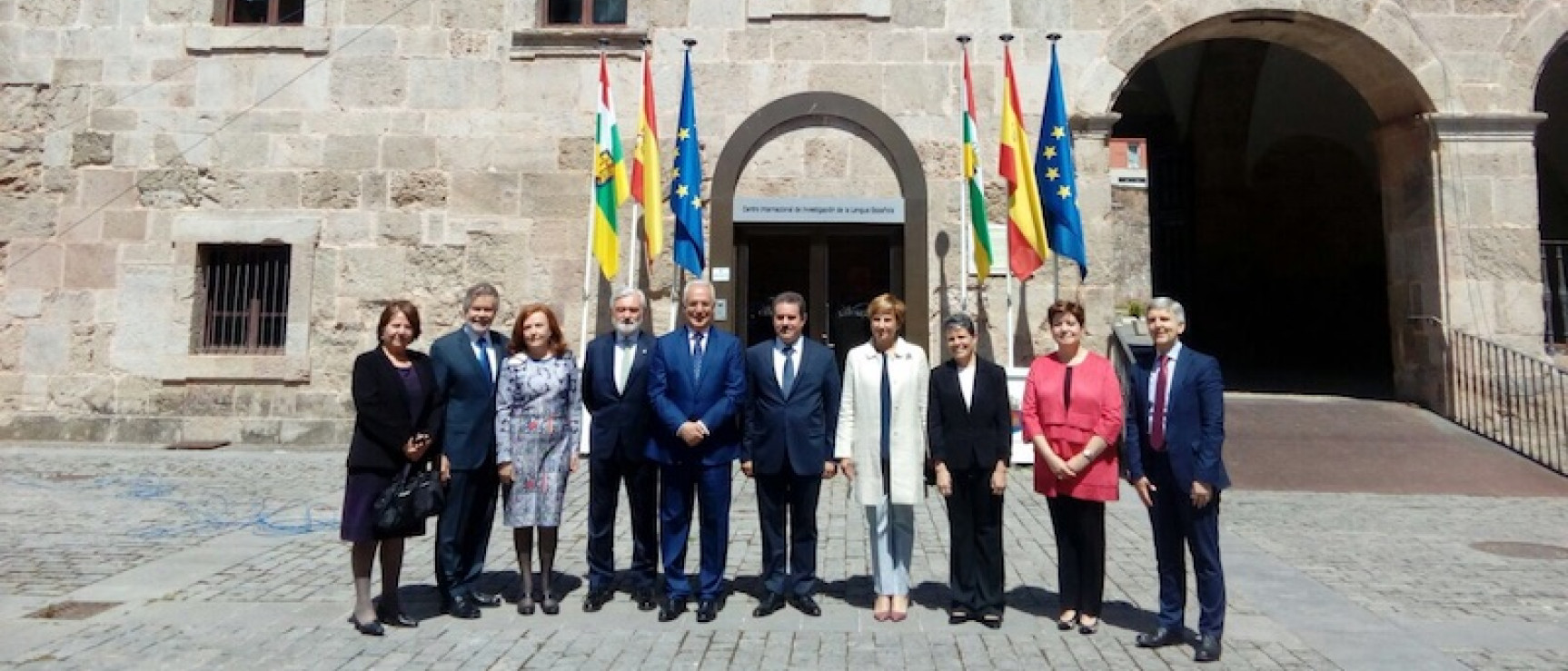 Los miembros de la Comisión Permanente con el presidente de La Rioja.