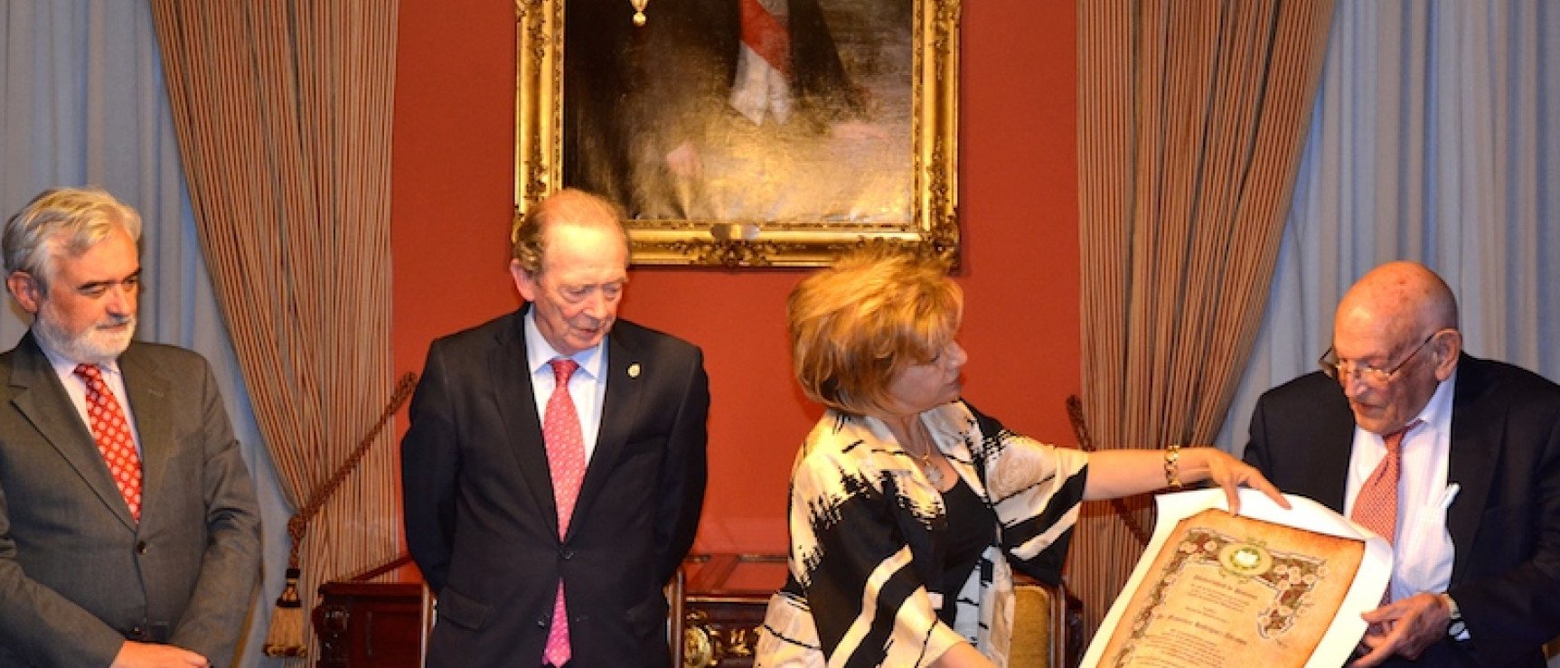 Berna Pérez Ayala entrega el pergamino de honor a Rodríguez Adrados.
