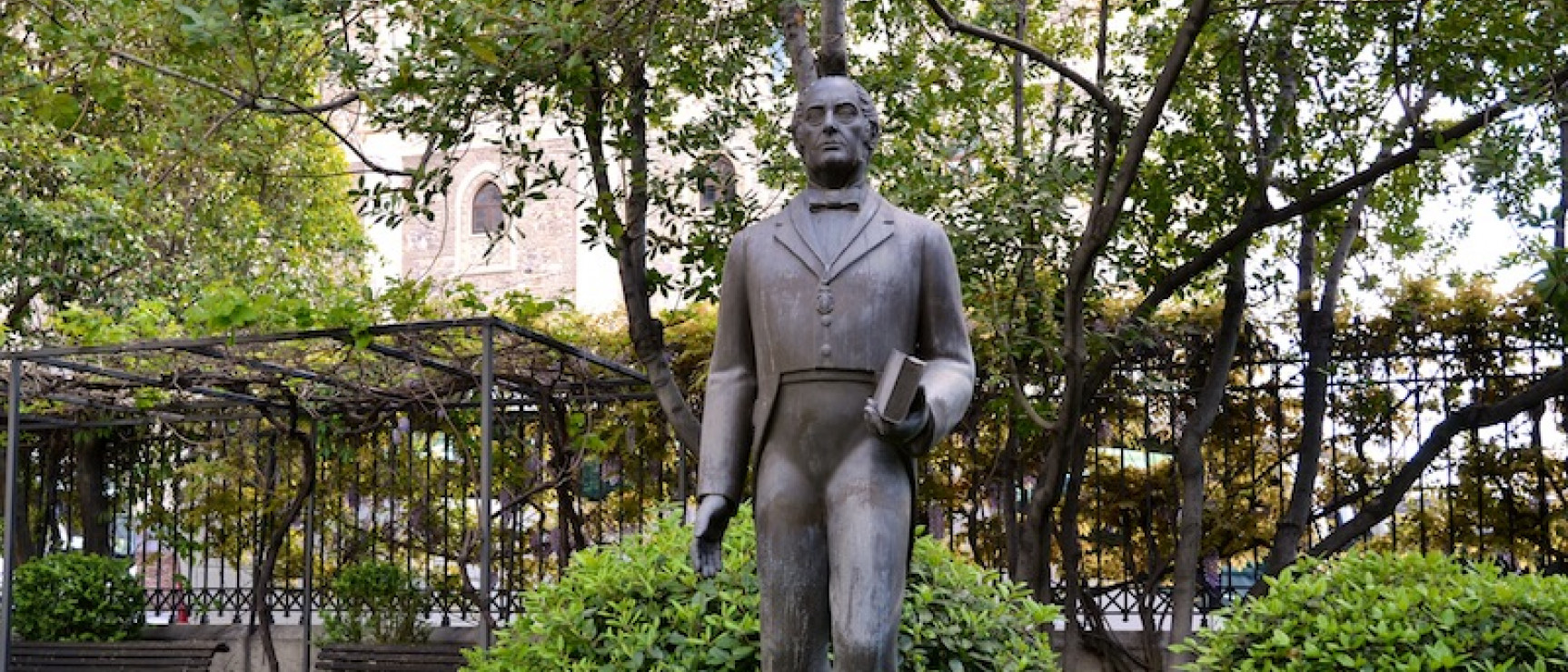Estatua de Andrés Bello, en los jardines de la RAE