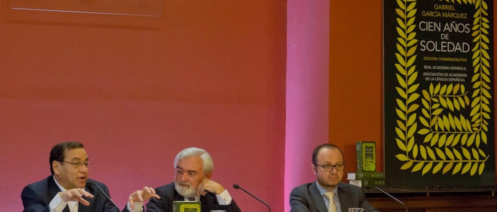 Conferencia sobre García Márquez en la RAE. De izquierda a derecha: Dasso Saldívar, Darío Villanueva y Martín Gómez.