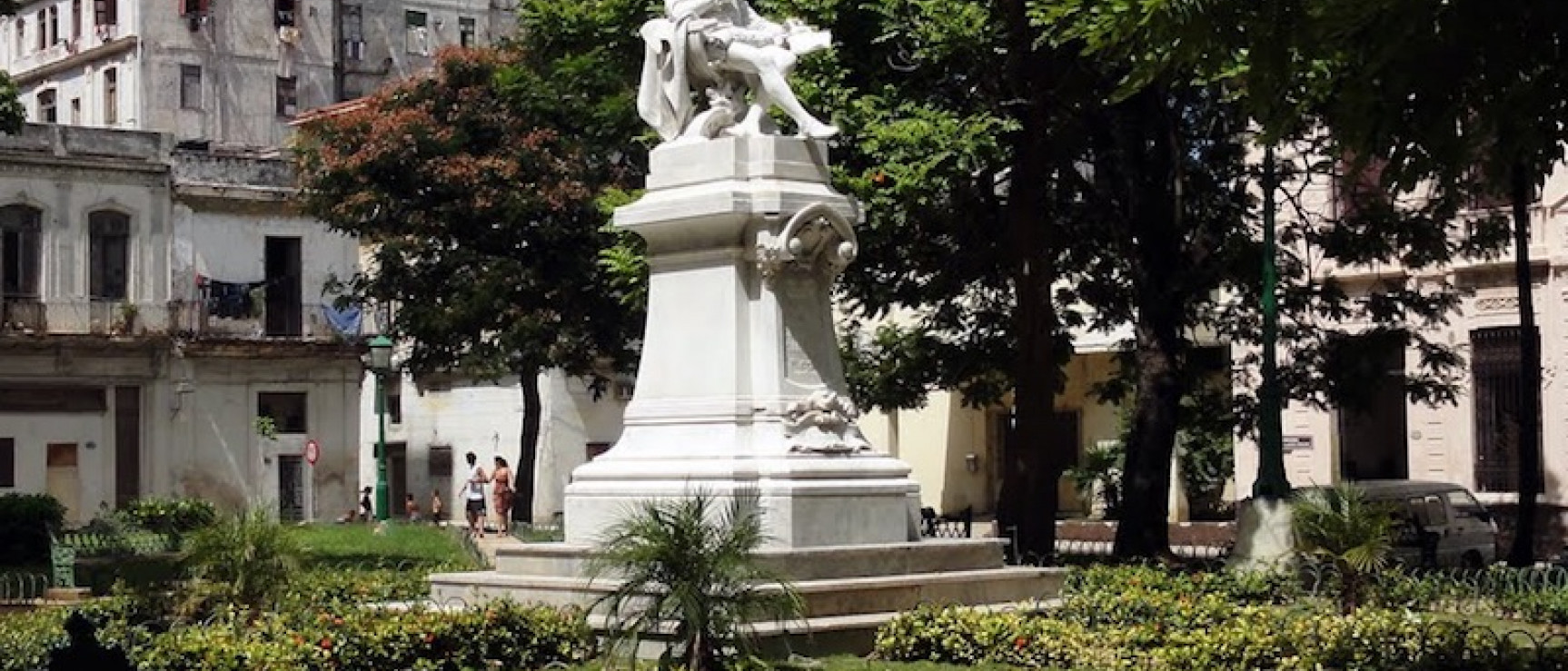 Estatua de Cervantes en el Centro Histórico de La Habana.