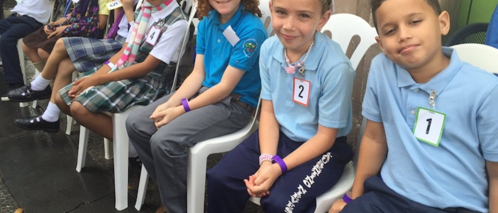 Escolares participantes en el certamen de homenaje al español. Foto: @EDUCACIONPR