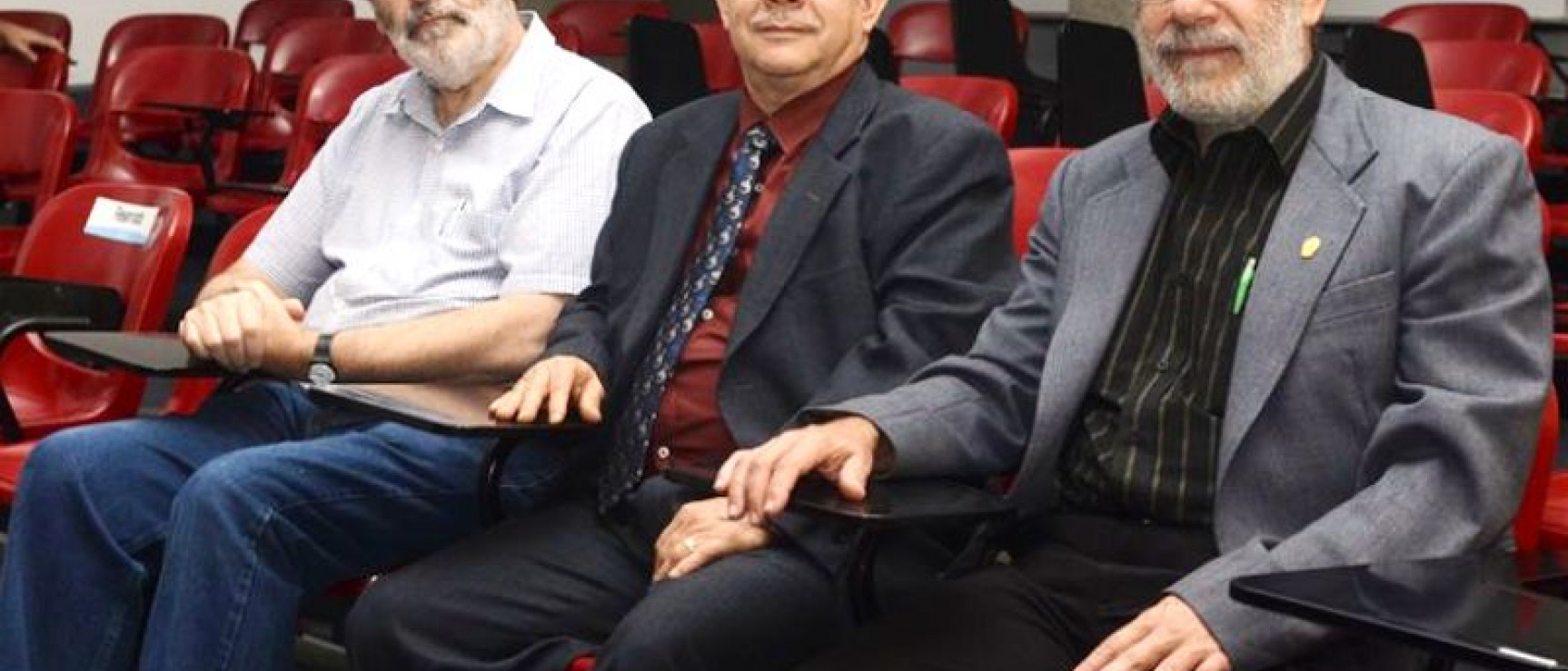 Víctor Manuel Sánchez (centro) junto a los premiados por la Universidad de Costa Rica. Foto: La Nación.