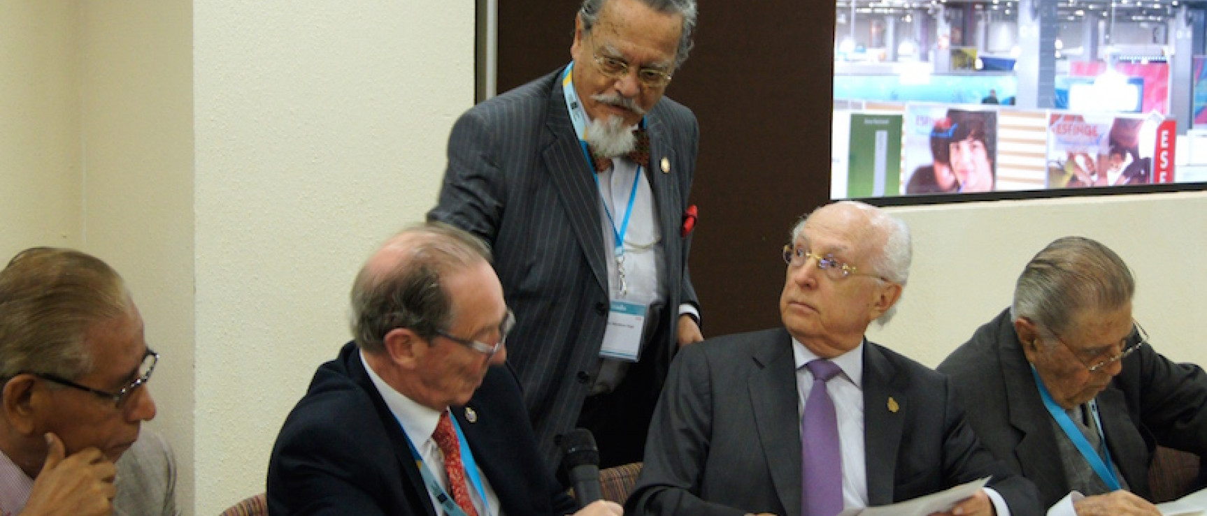 Los directores de la RAE y de la AML (centro) conversan antes de la sesión.