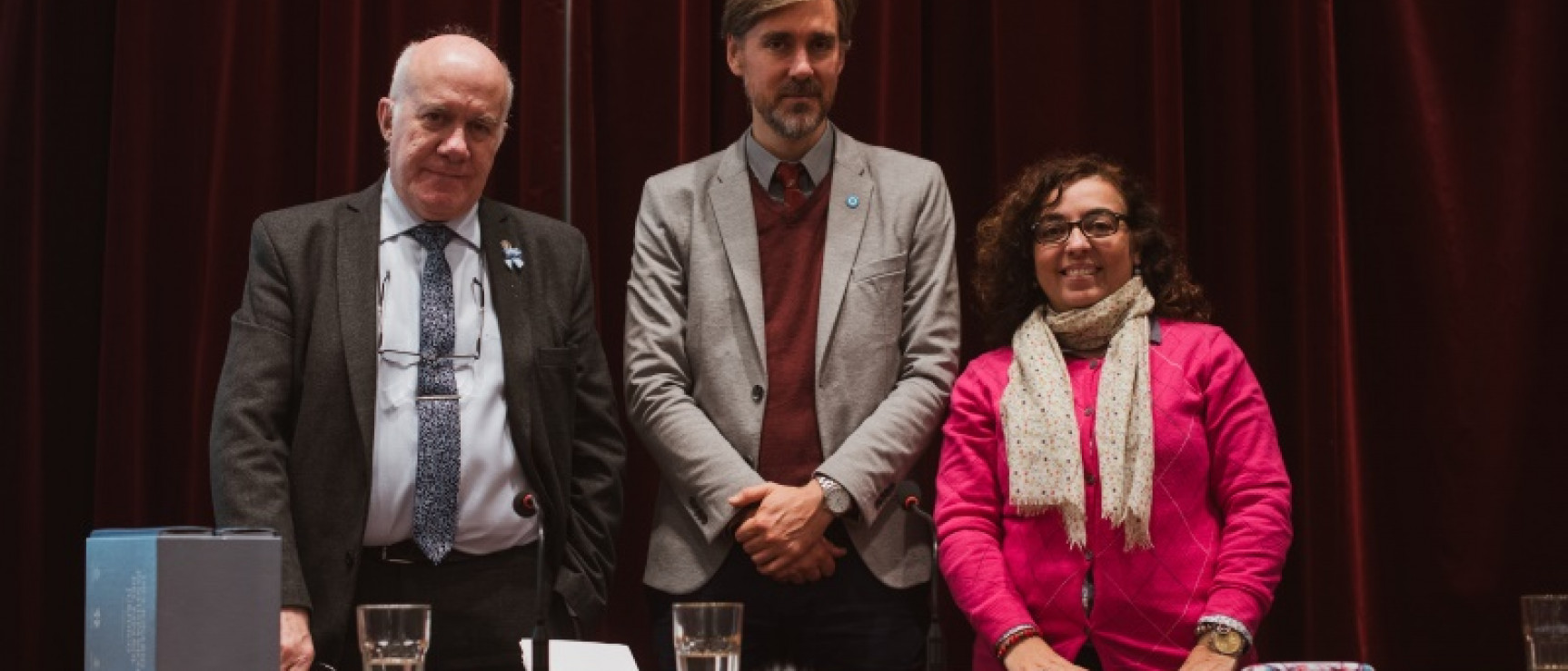 El vicepresidente de la Academia Argentina José Luis Moure (izq.) junto a Santiago Kalinowski y Antonia Osés.