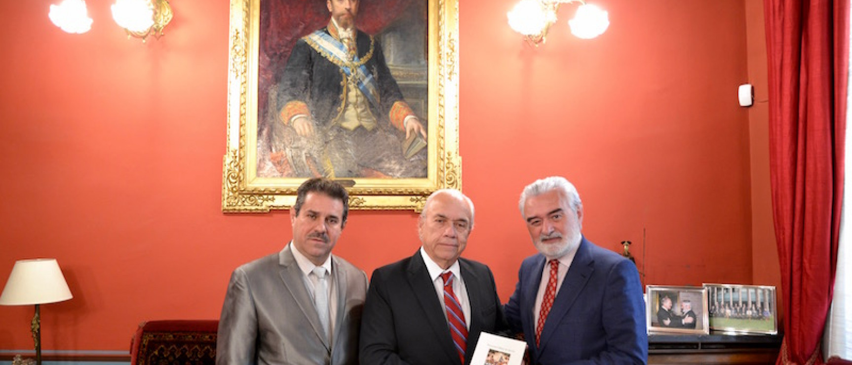 Mario Antonio Sandoval (centro) con el presidente y el secretario de la ASALE.