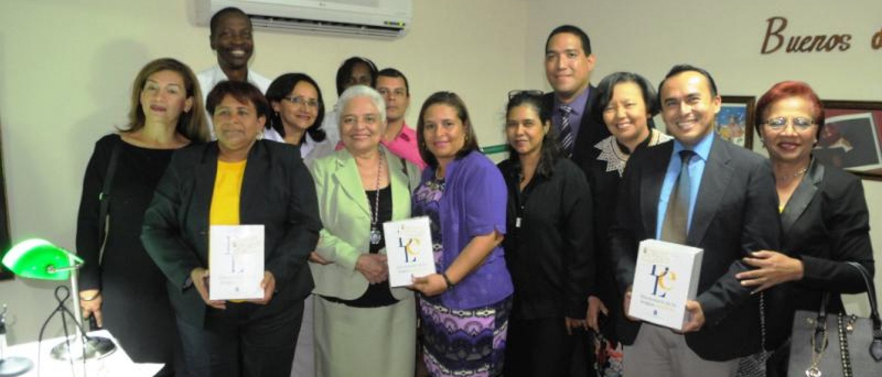 Margarita Vásquez, secretaria de la Academia Panameña, junto a docentes de español. Foto: Academia Panameña de la Lengua / Antonio Córdoba.