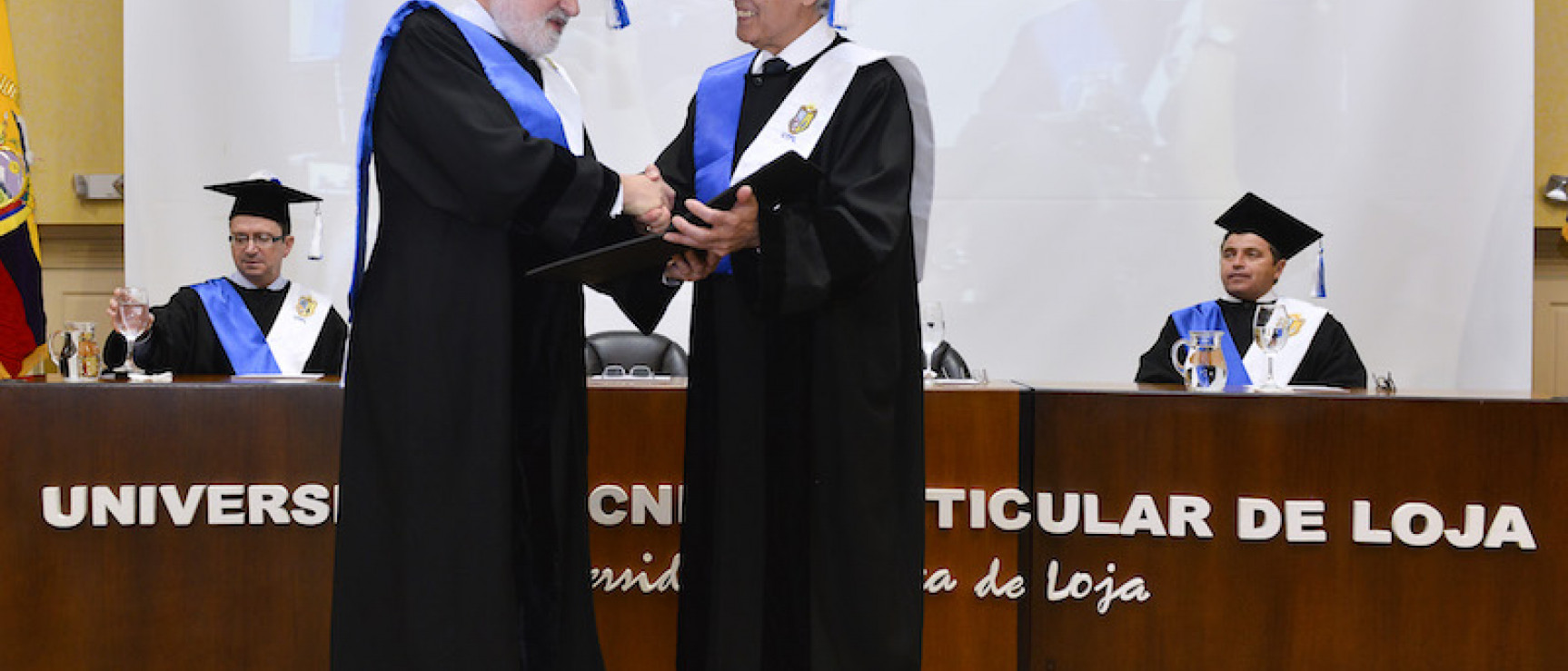 El rector de la UTPL y el director de la RAE durante la investidura. Foto: UTPL.