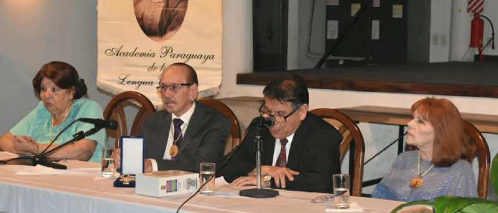 Victorio V. Suárez durante la lectura de su discurso de ingreso.