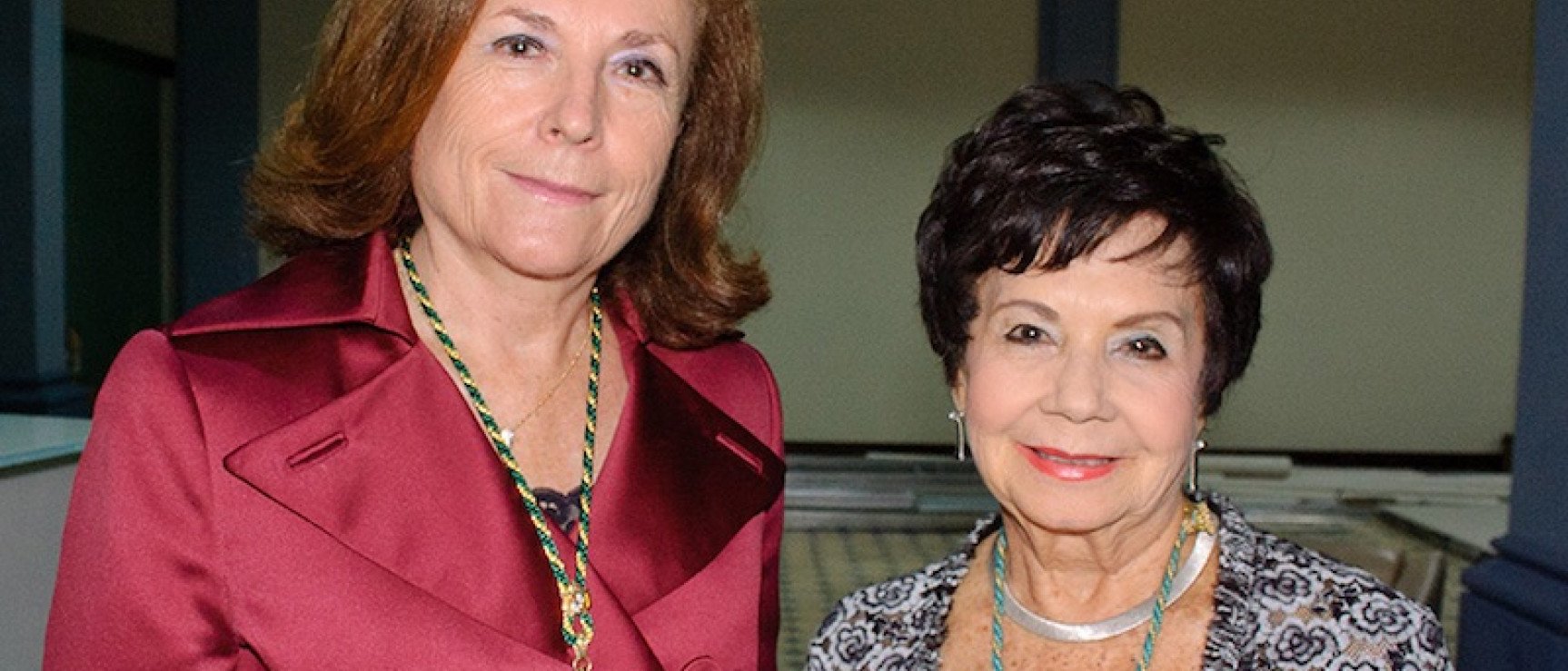 Aurora Egido y Estrella Cartín, presidenta de la Academia Costarricense.