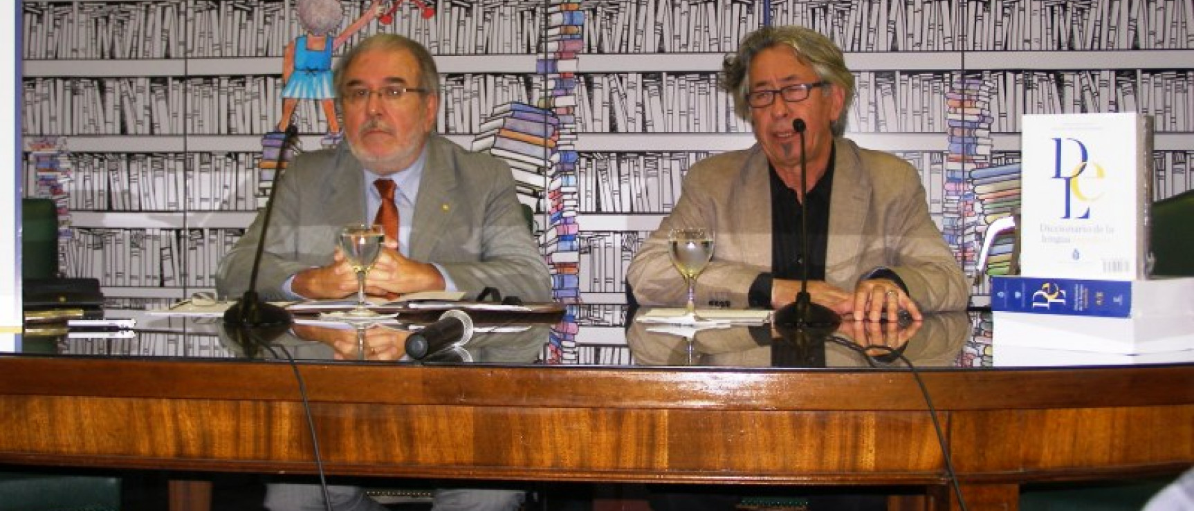 Adolfo Elizaincín, presidente de la Academia Nacional de Letras, y Carlos Liscano, director de la Biblioteca Nacional, durante la presentación del «Diccionario de la lengua española».