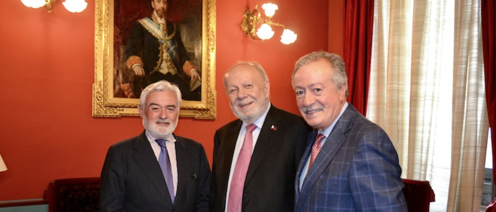 El embajador de Filipinas en España (centro) durante su visita a la RAE.