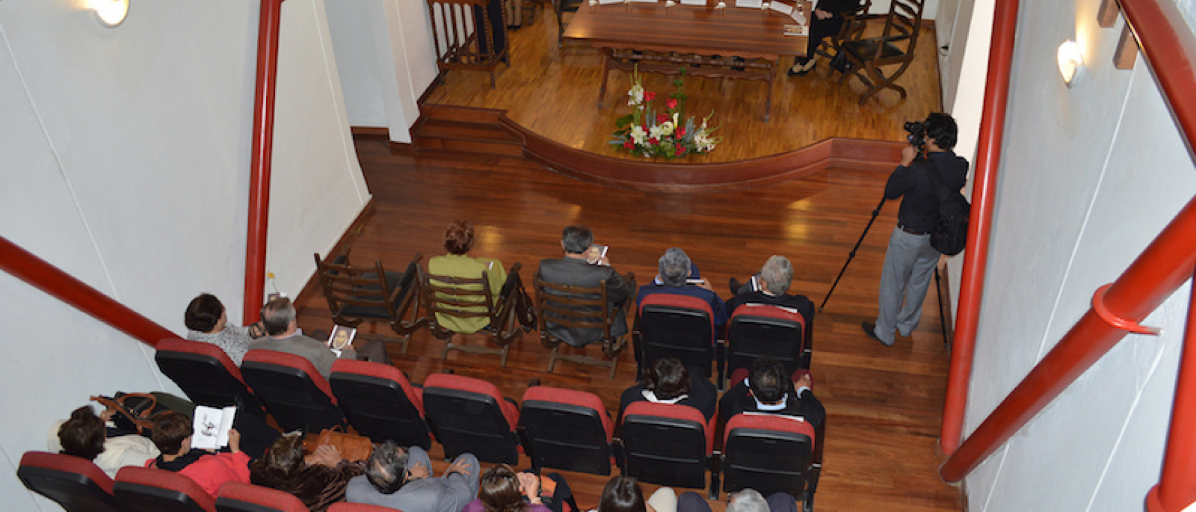 Sesión inaugural de la exposición, presidida por Susana Cordero.