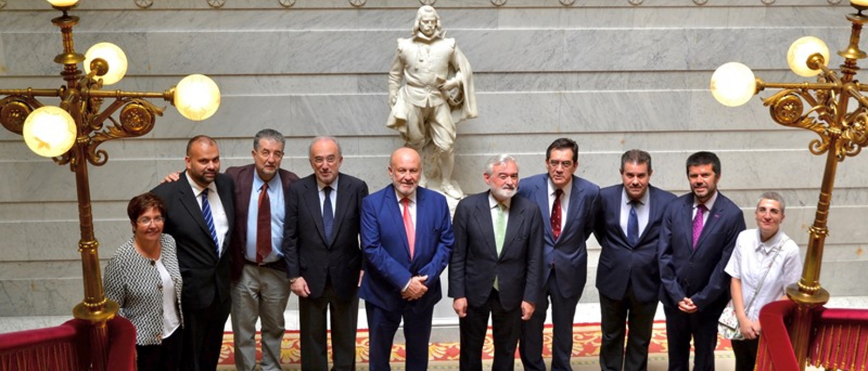 Foto de familia de los asistentes al acto.