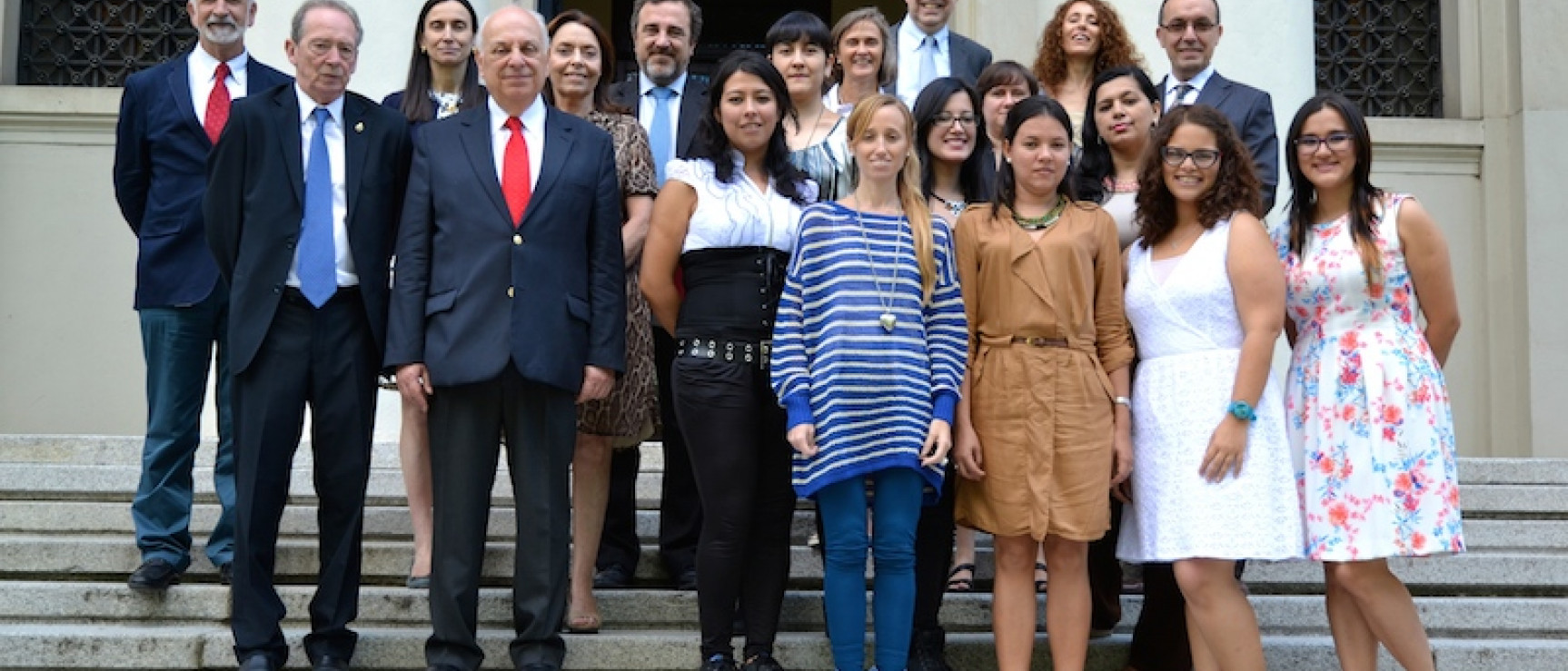 Estudiantes y profesores de la Escuela en la escalinata de la RAE.