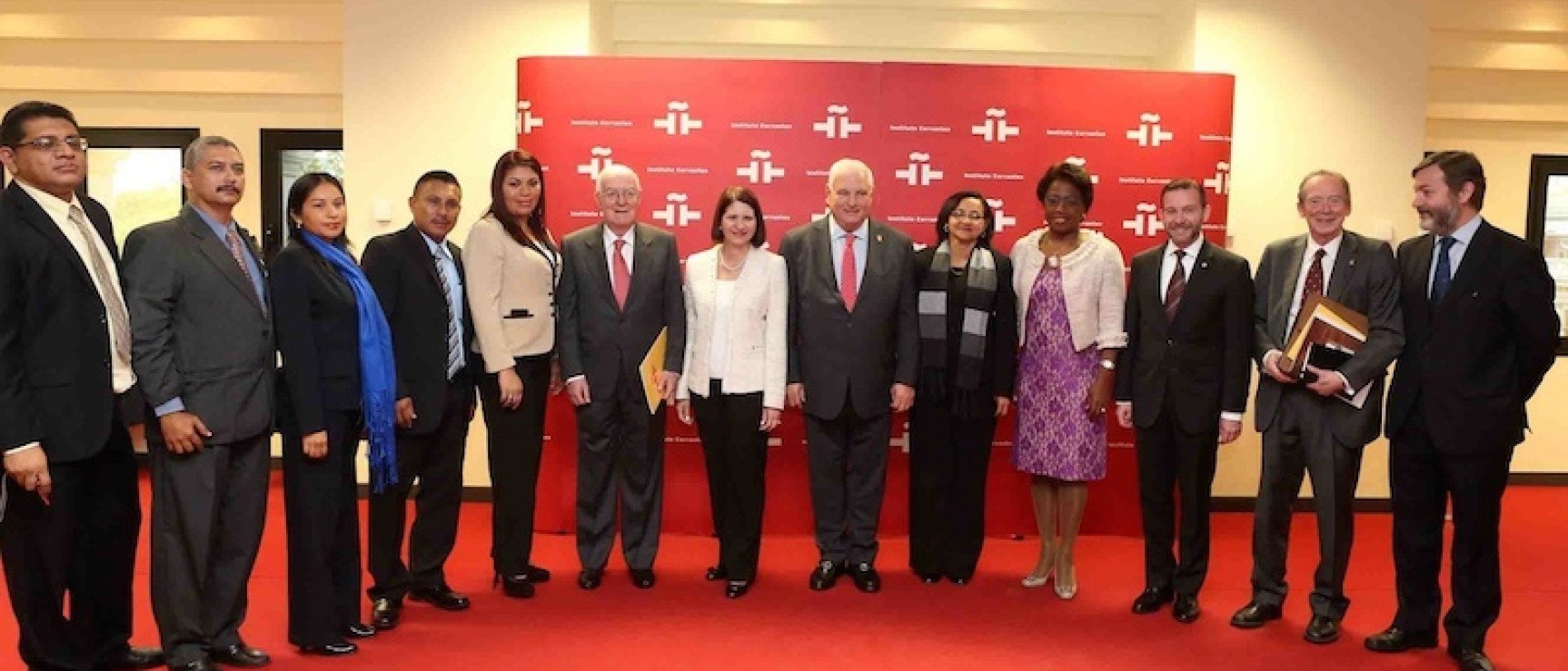 Foto de familia de los participantes en el acto.