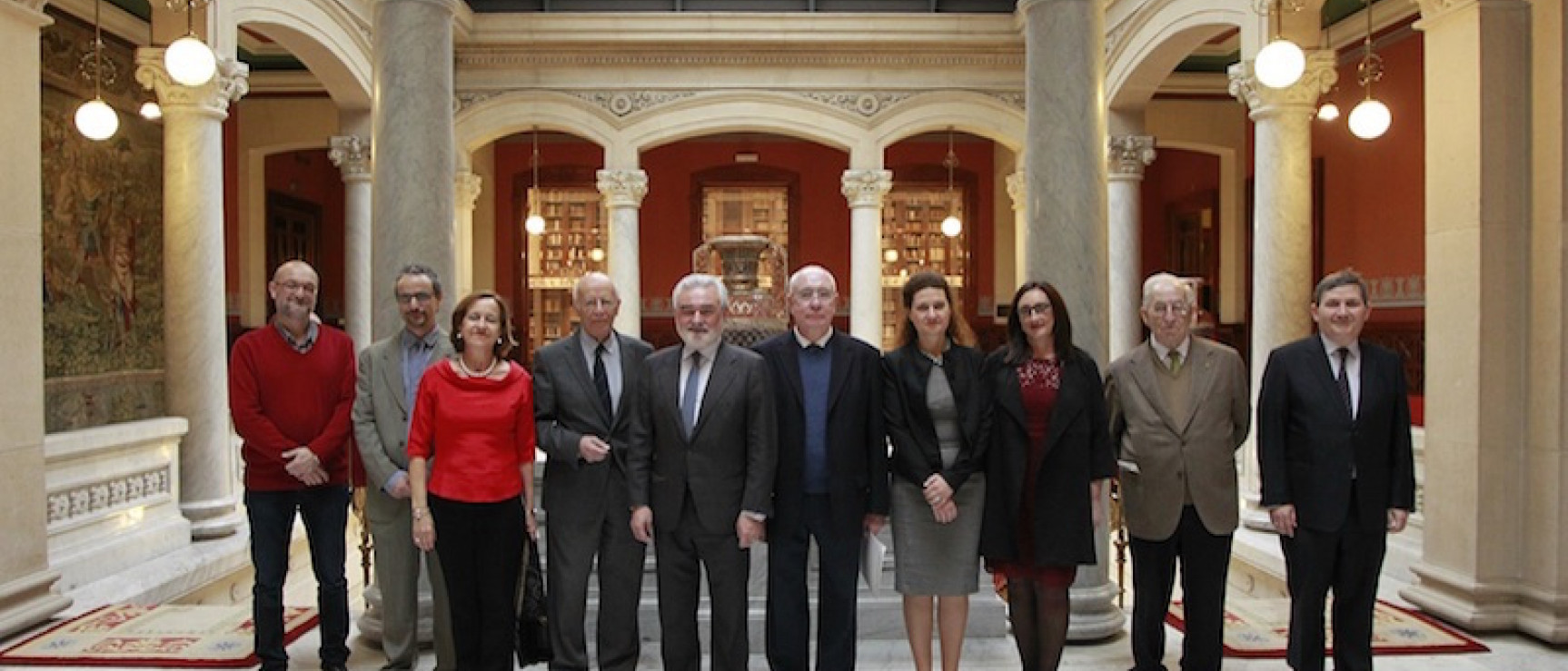 Participantes en la firma del convenio en la sede de la RAE.